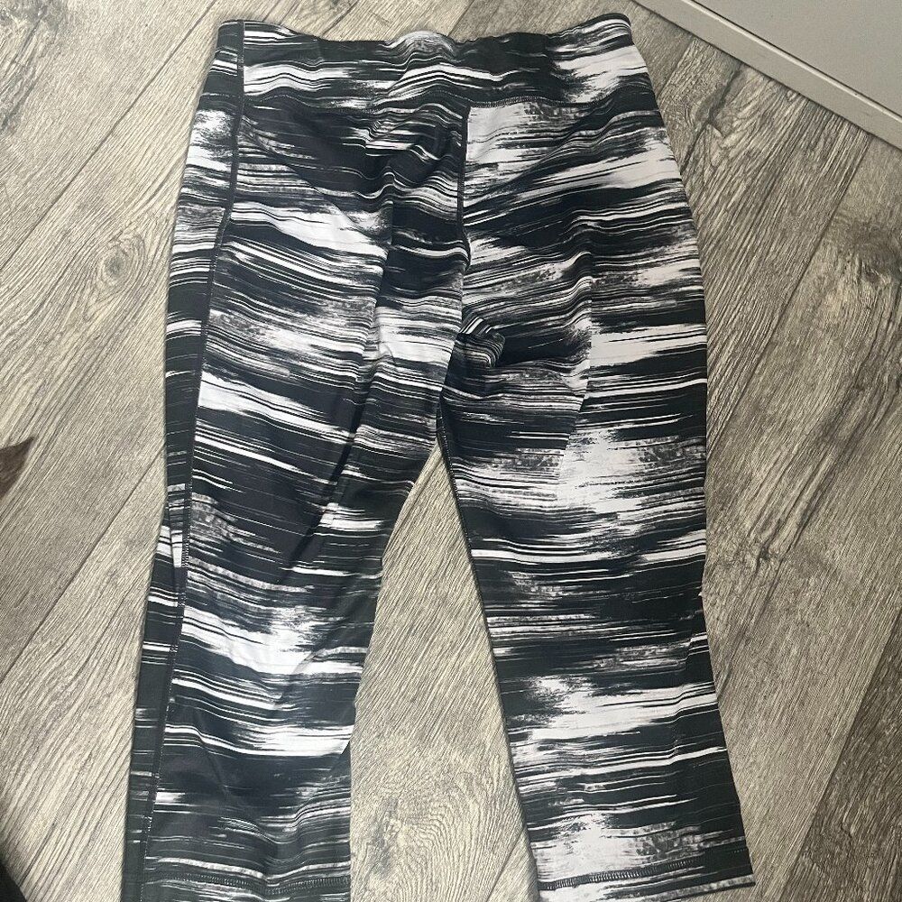 NWT‎ Medium Womens Leggings Yoga Athletic Capris